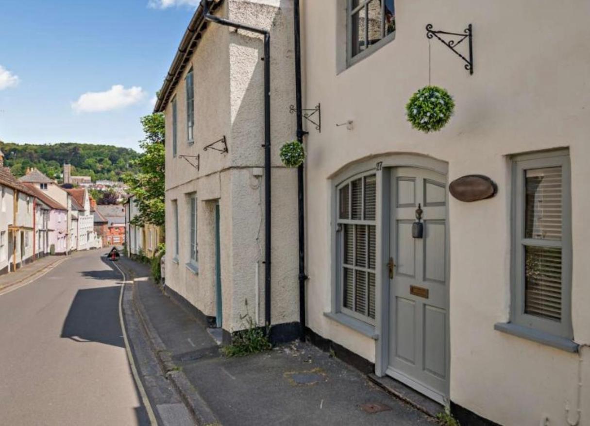 Carpenters Cottage Quirky home Seaside town