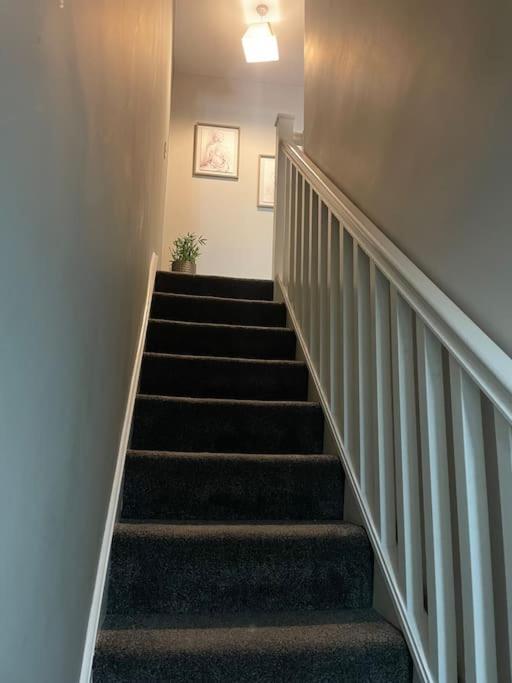 Oak House by ShortStays4U 3 Bedroom Townhouse with free parking in town