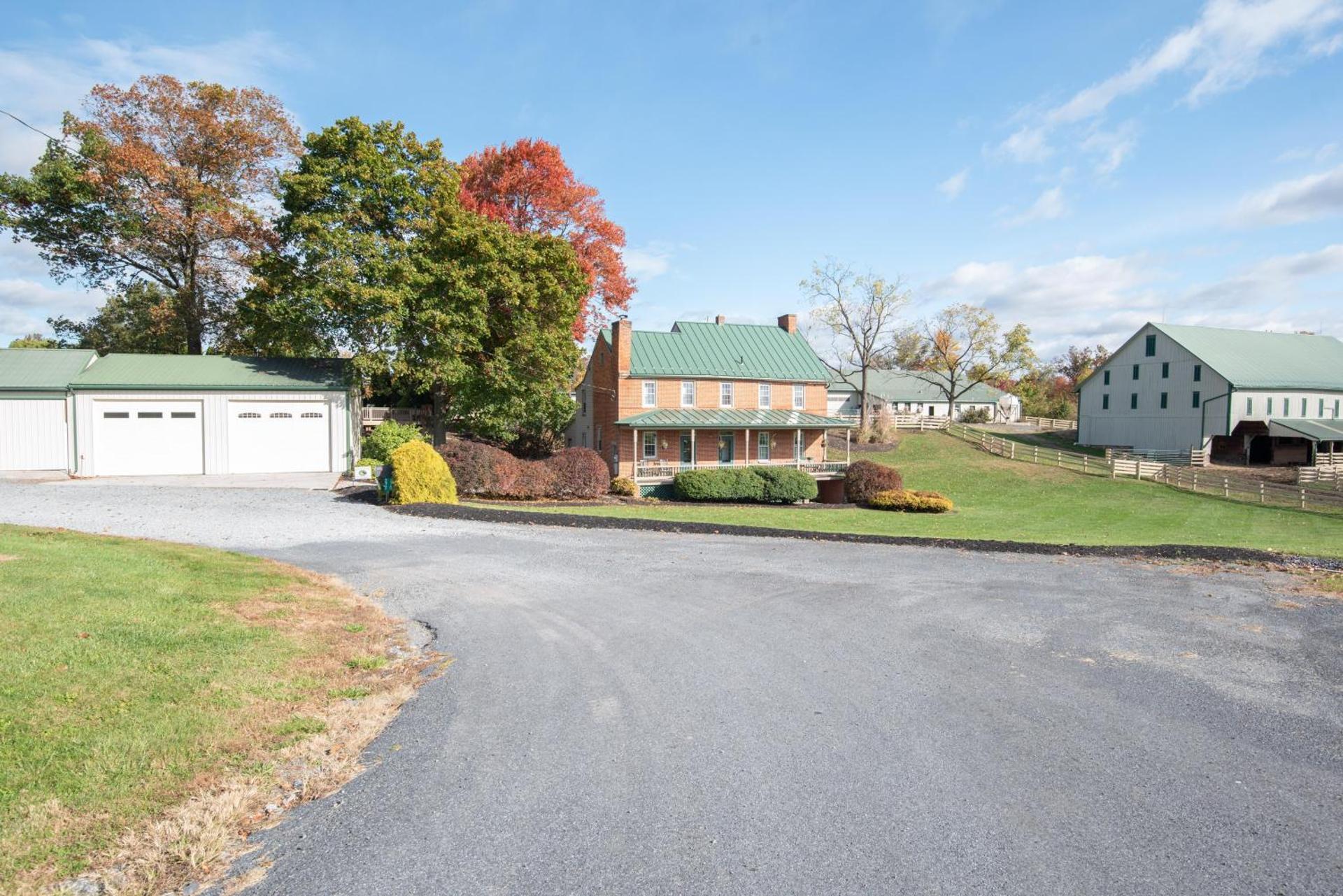 Cozy Cow Homestead with pool!