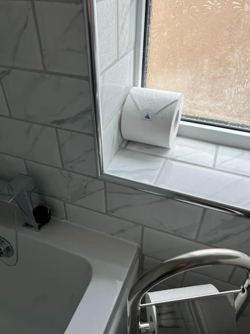 Clare Street - 3 bedroom house with private parking