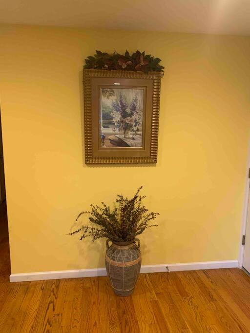 Family 3-bedroom home (2nd floor near EWR/Outlet)