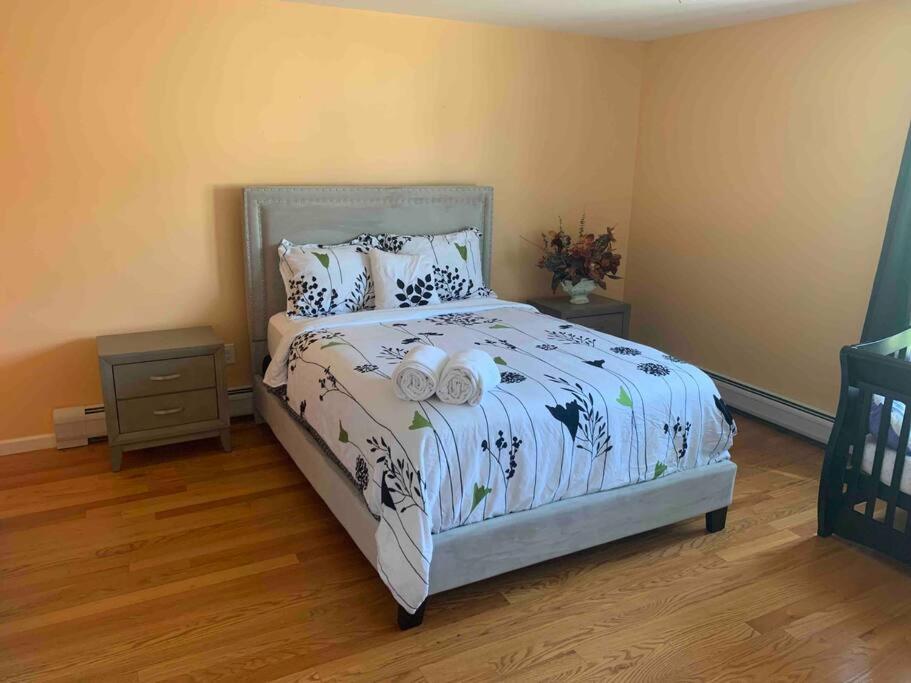 Family 3-bedroom home (2nd floor near EWR/Outlet)