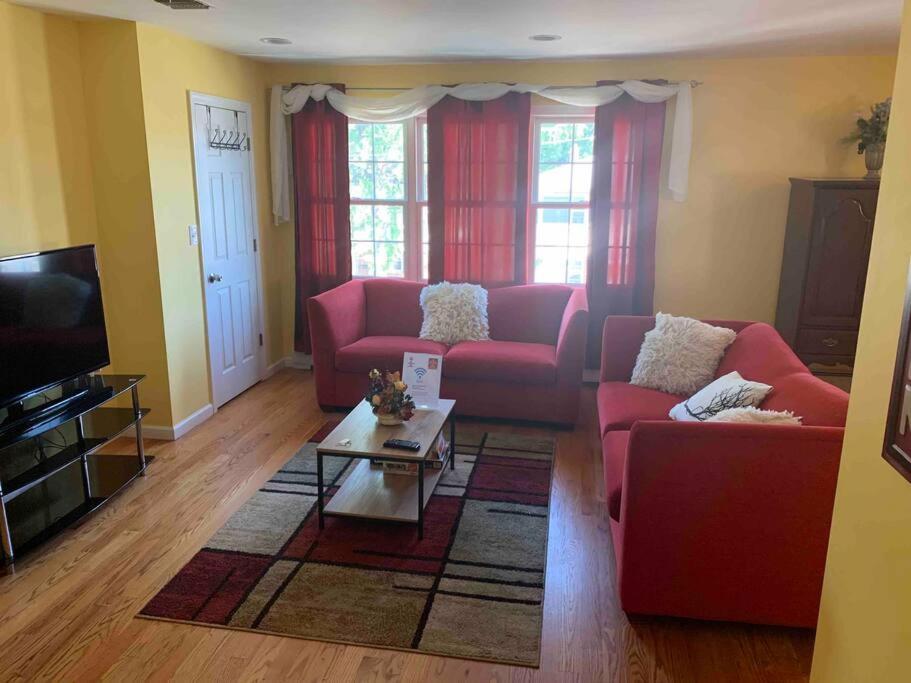 Family 3-bedroom home (2nd floor near EWR/Outlet)