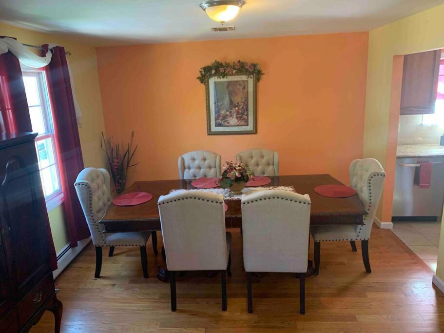 Family 3-bedroom home (2nd floor near EWR/Outlet)