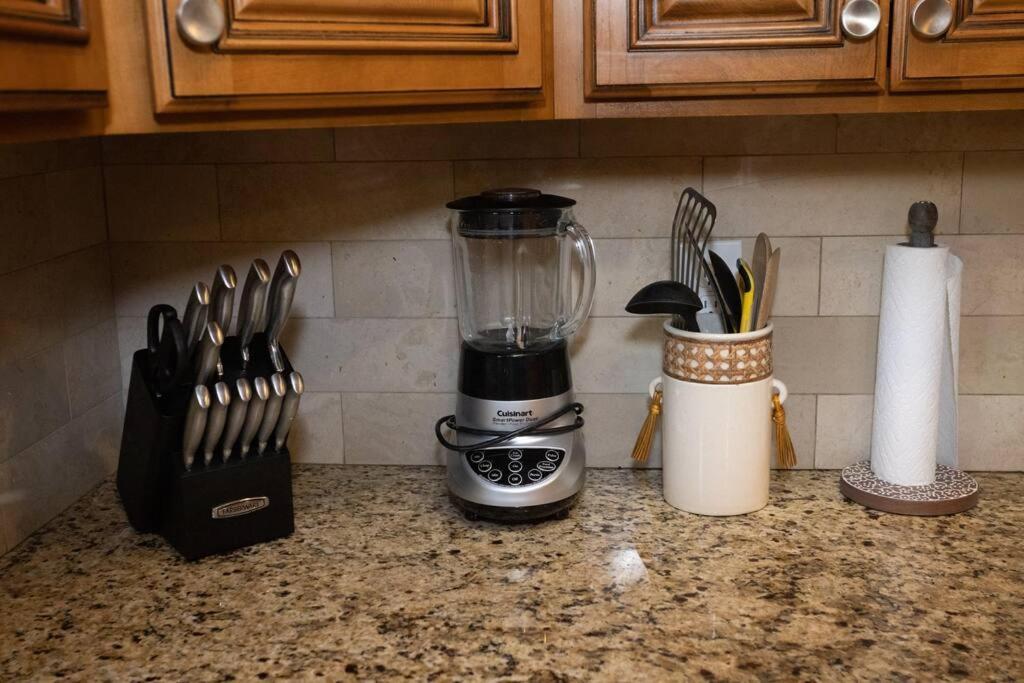 Family 3-bedroom home (2nd floor near EWR/Outlet)