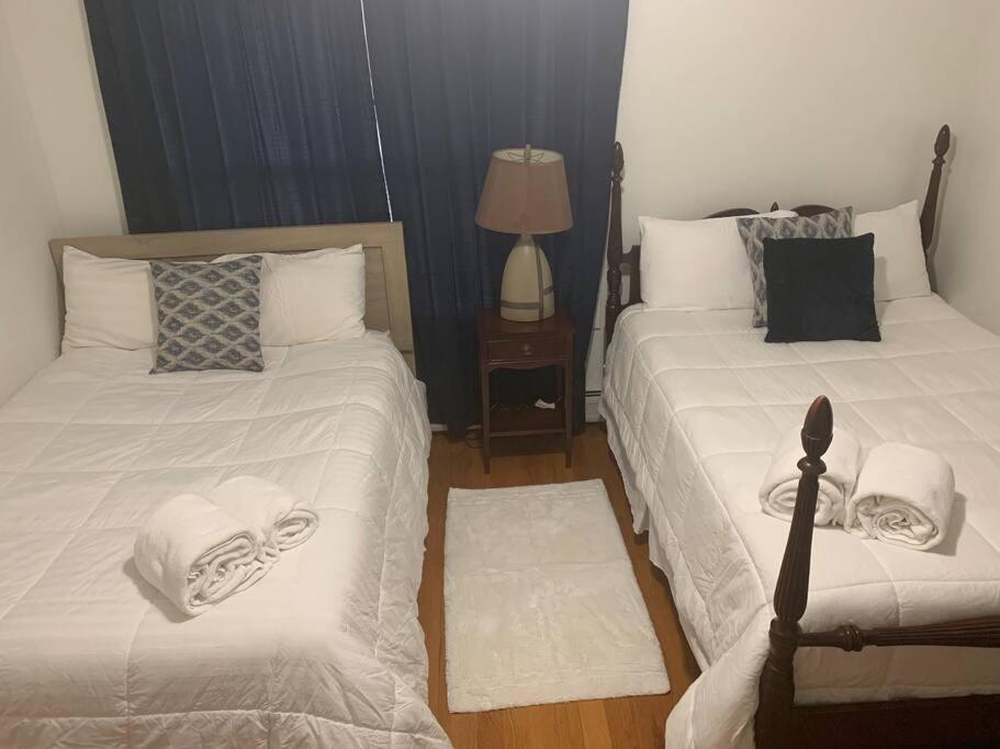 Family 3-bedroom home (2nd floor near EWR/Outlet)