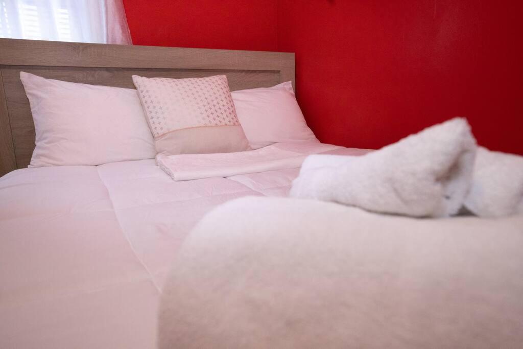 Family 3-bedroom home (2nd floor near EWR/Outlet)