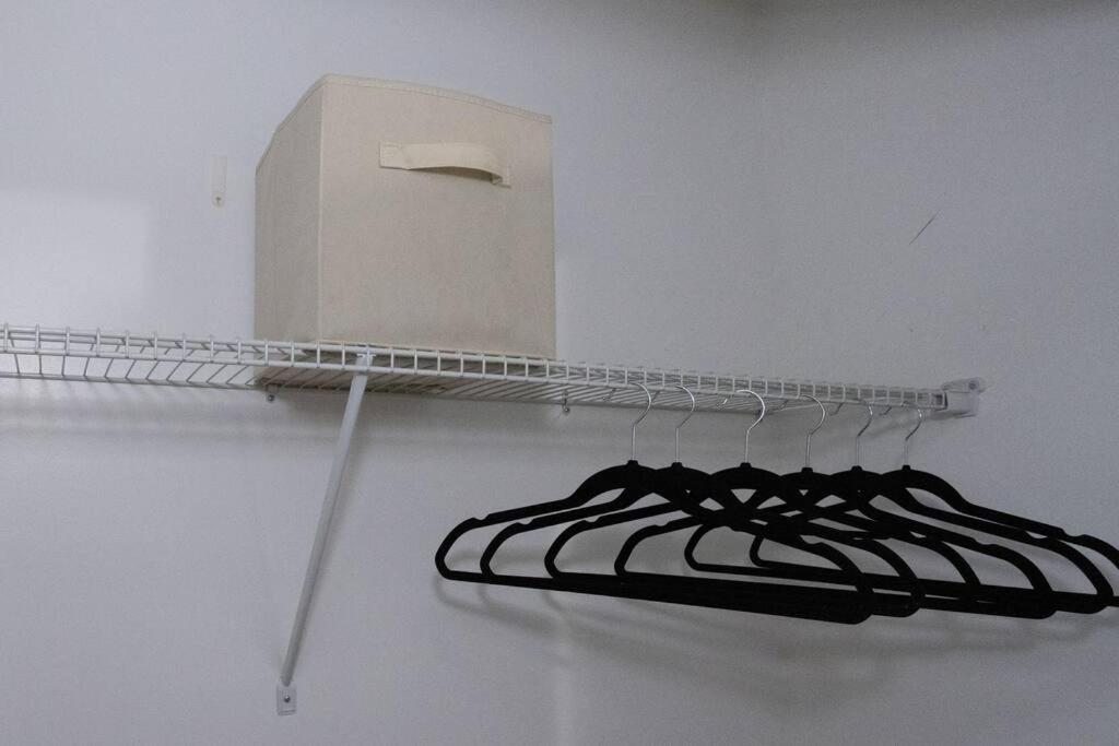 Family 3-bedroom home (2nd floor near EWR/Outlet)