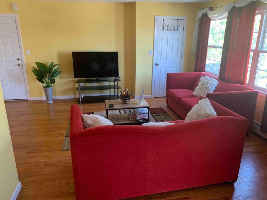 Family 3-bedroom home (2nd floor near EWR/Outlet)