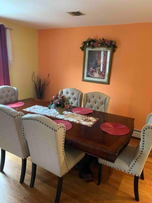 Family 3-bedroom home (2nd floor near EWR/Outlet)