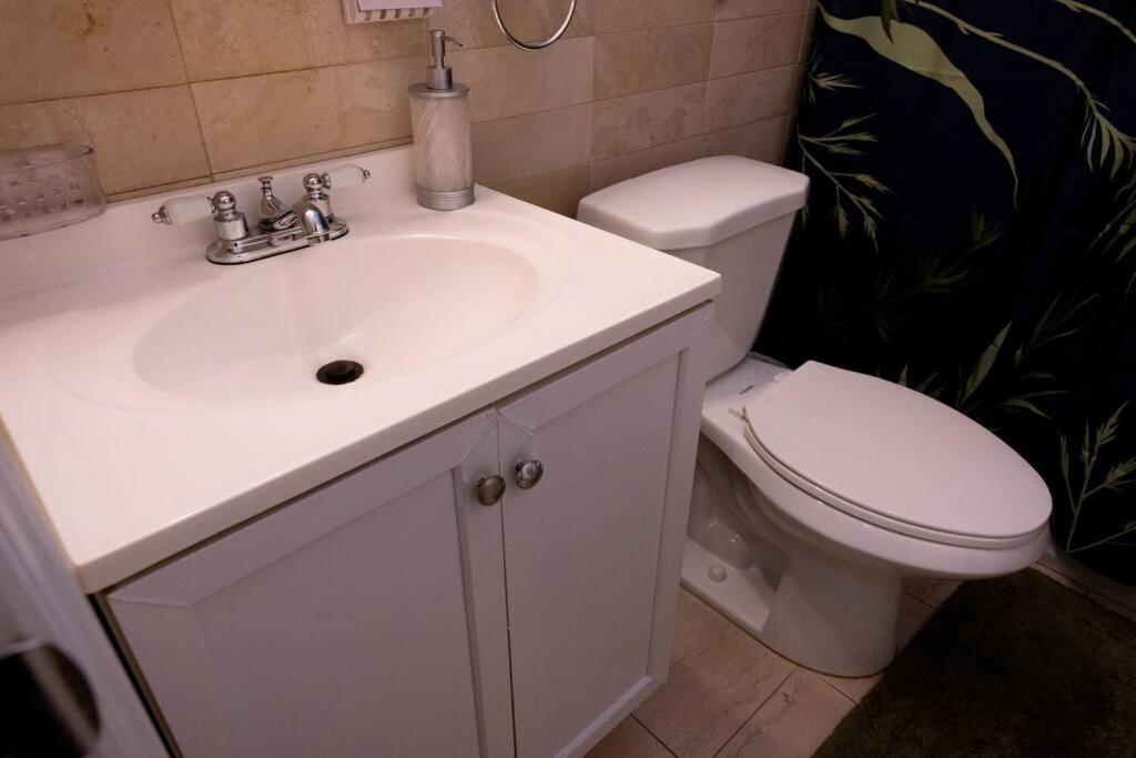 Family 3-bedroom home (2nd floor near EWR/Outlet)