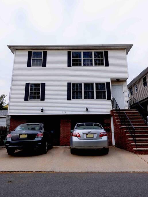 Family 3-bedroom home (2nd floor near EWR/Outlet)
