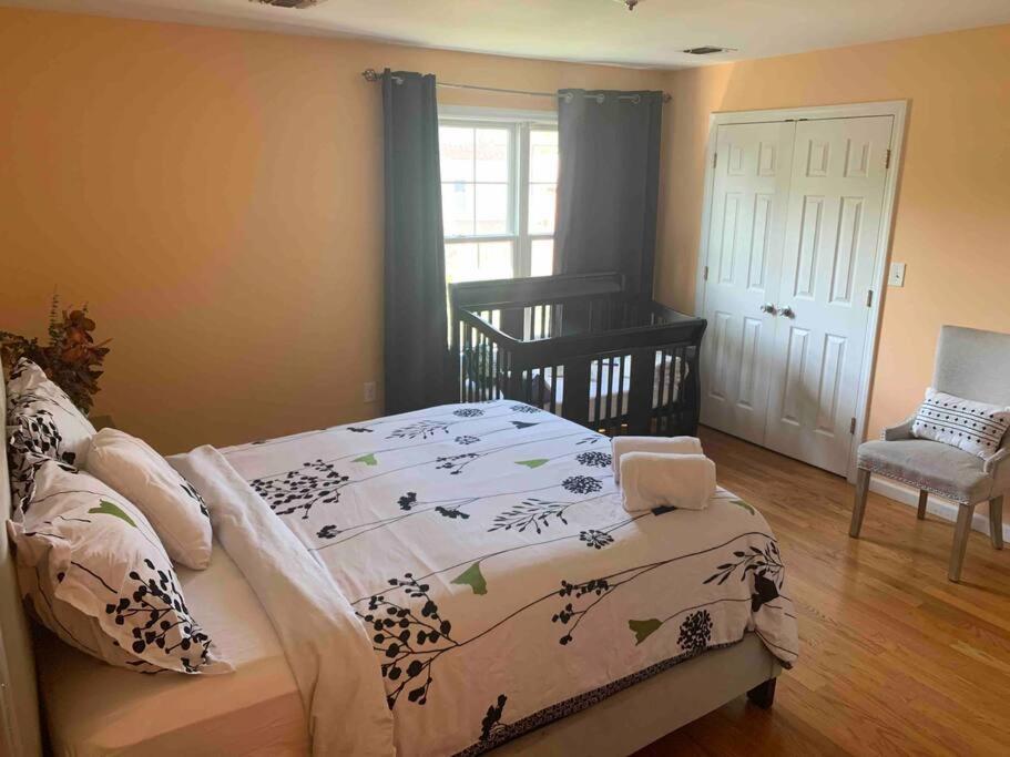 Family 3-bedroom home (2nd floor near EWR/Outlet)