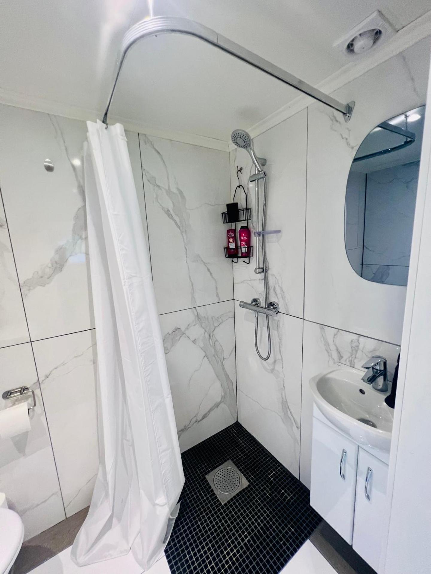 Fint gjesterom med bad og kjøkken til leie nær EB stranda med