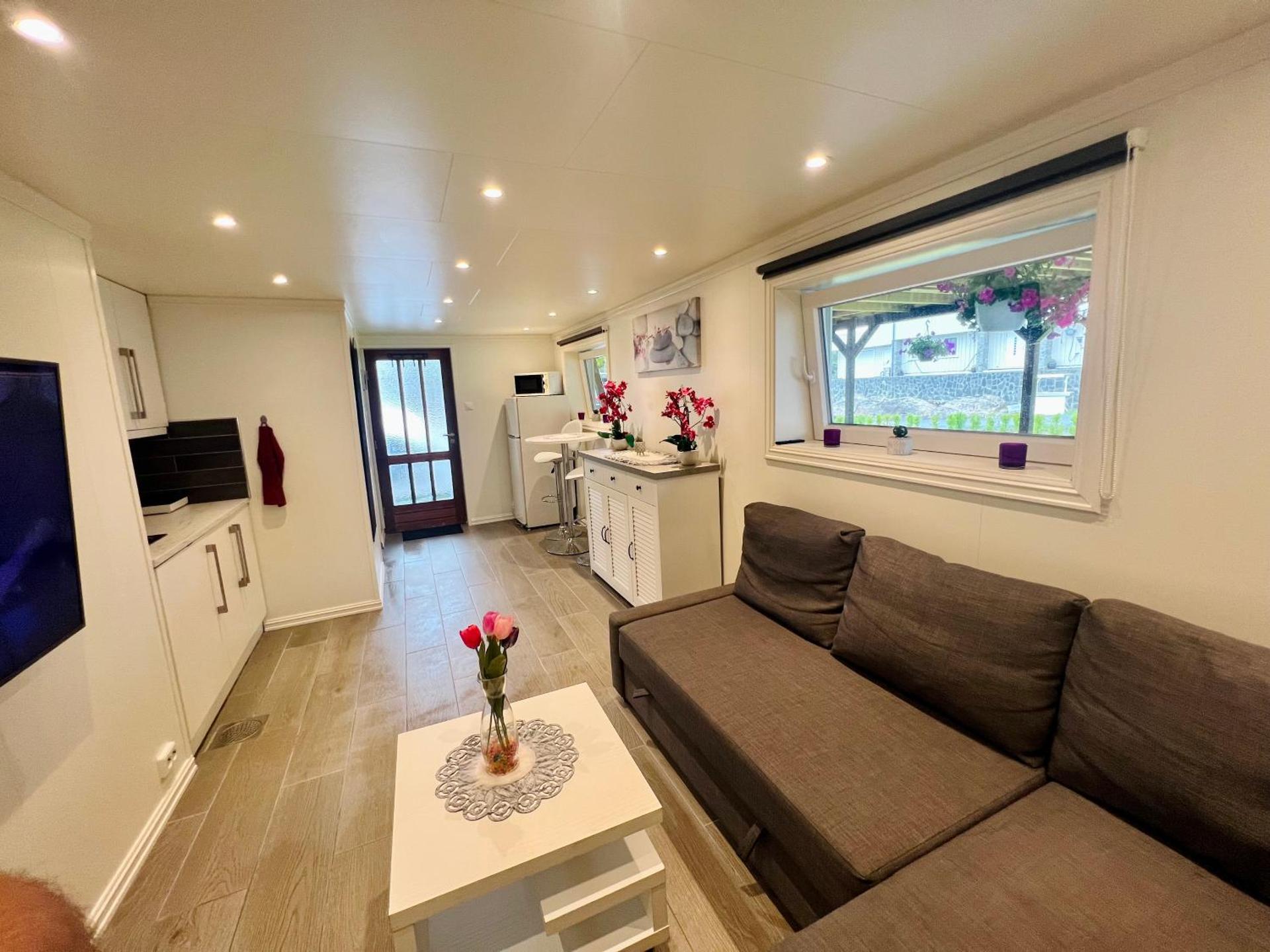 Fint gjesterom med bad og kjøkken til leie nær EB stranda med