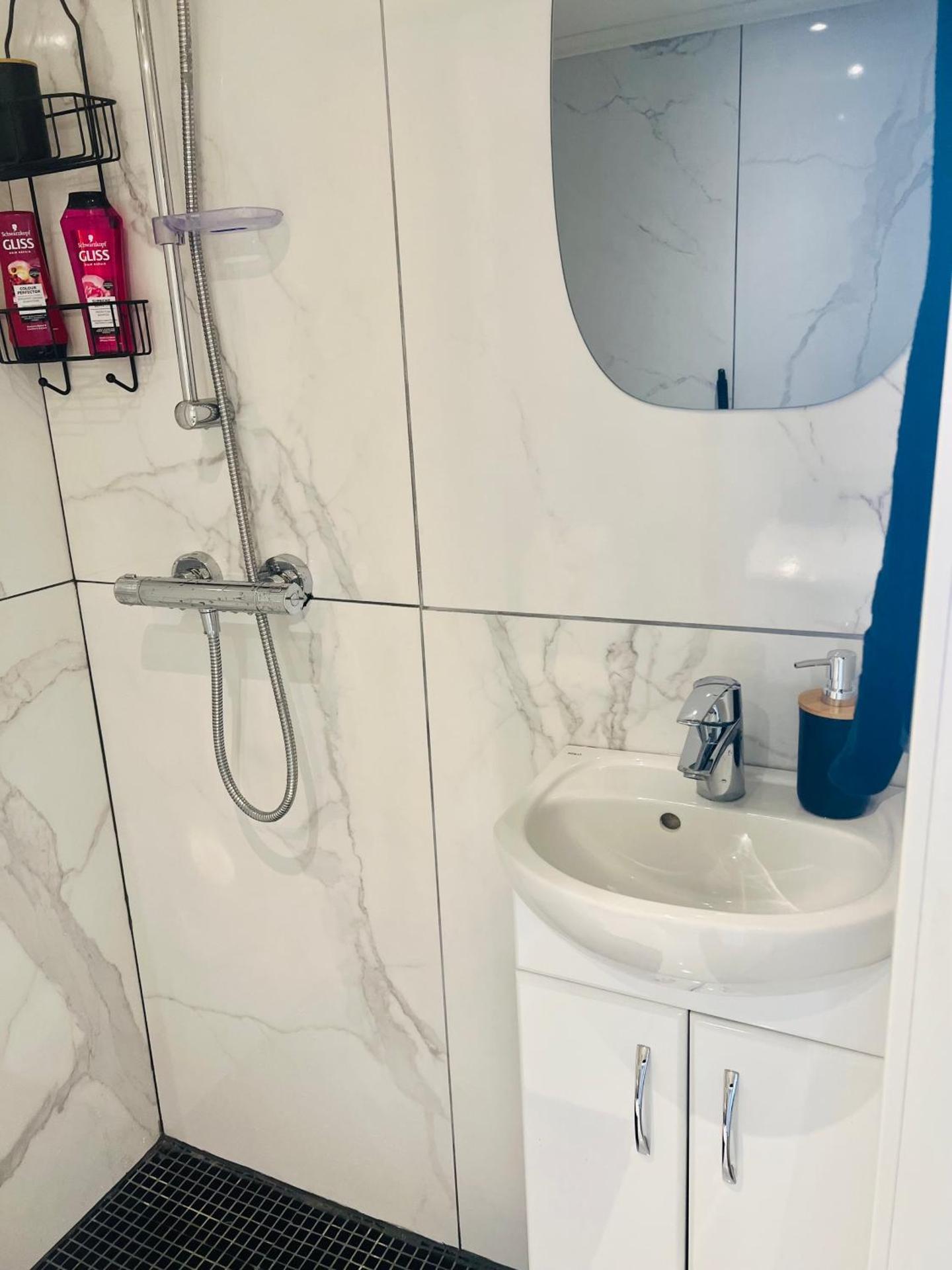 Fint gjesterom med bad og kjøkken til leie nær EB stranda med