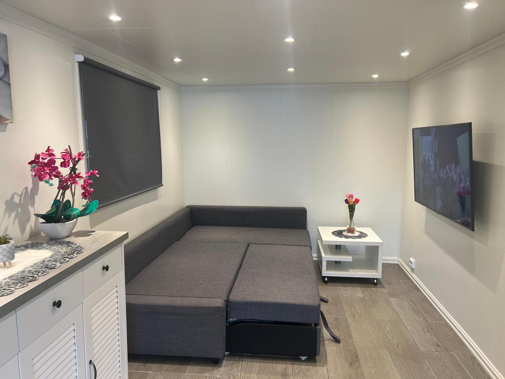 Fint gjesterom med bad og kjøkken til leie nær EB stranda med