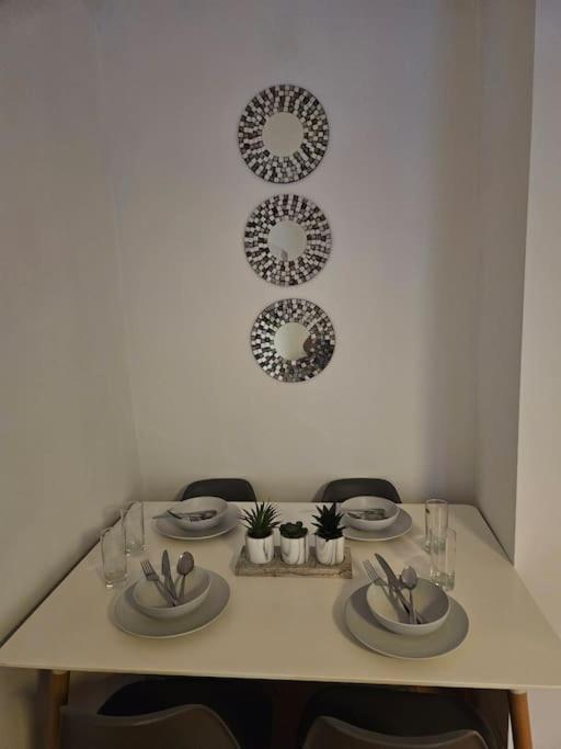 Stylish 2 Bed Apt - Harry Potter/ Leavesden Studios/Watford/Hemel Hempstead - Families/Professionals & Contractors Welcome - Serviced Accomodation