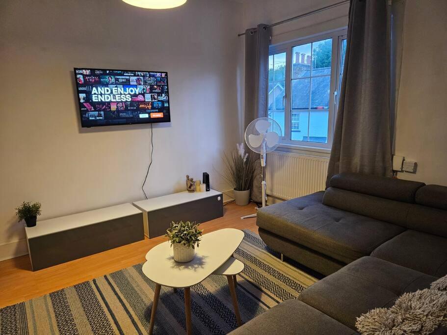 Stylish 2 Bed Apt - Harry Potter/ Leavesden Studios/Watford/Hemel Hempstead - Families/Professionals & Contractors Welcome - Serviced Accomodation