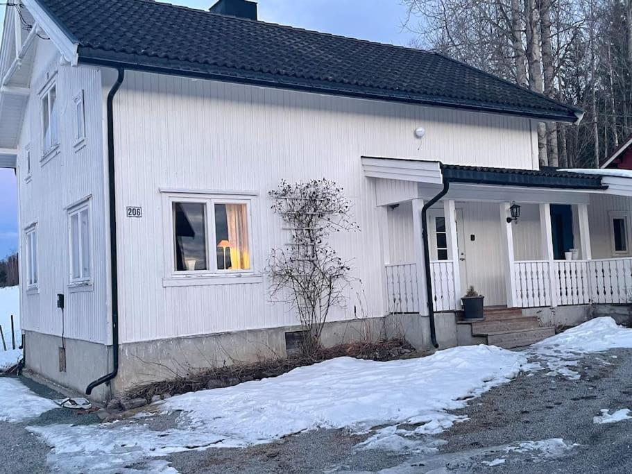 Koselig gammelt hus på gård