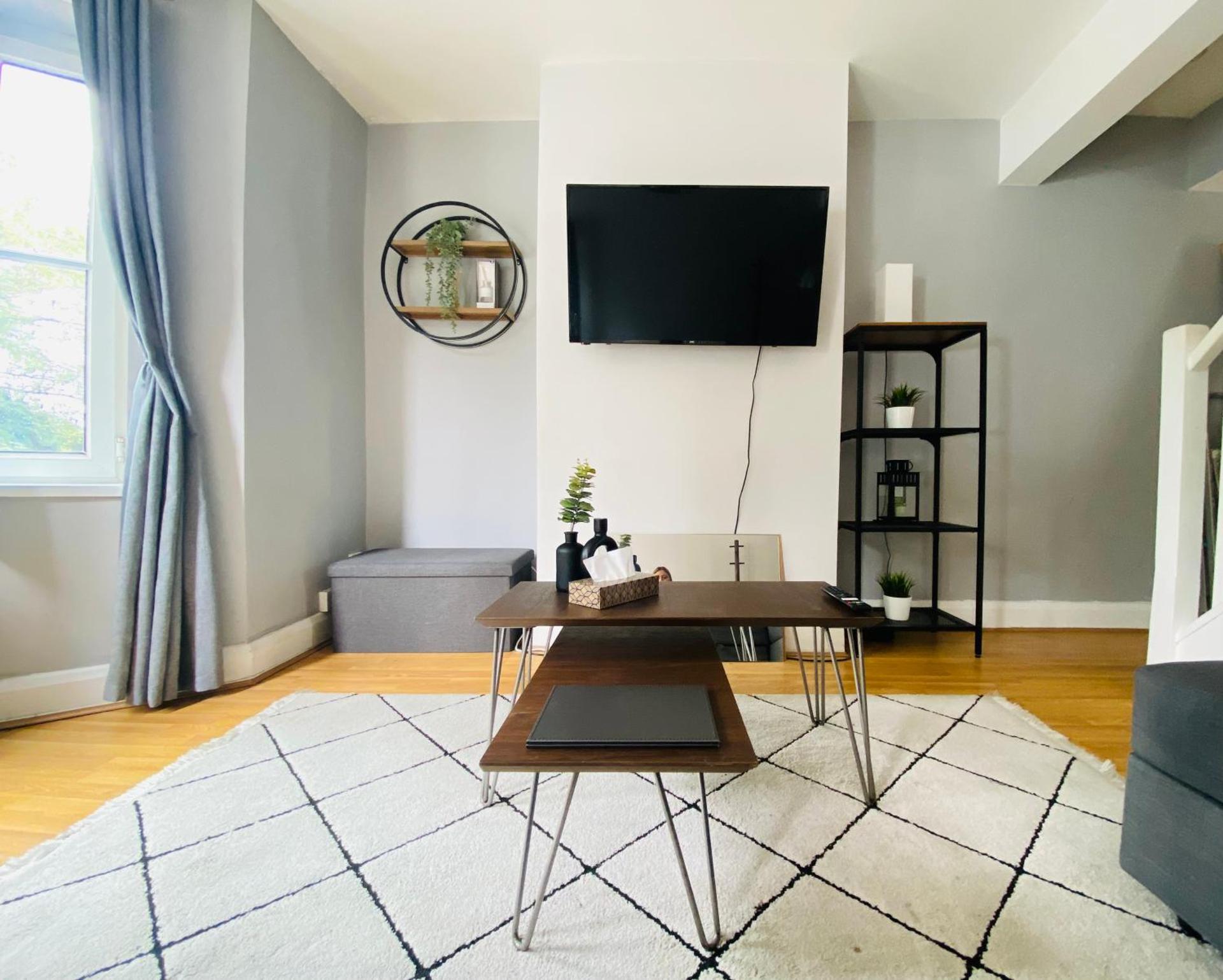 Medway Getaway - 3 Bed Home with Luxury Bathroom