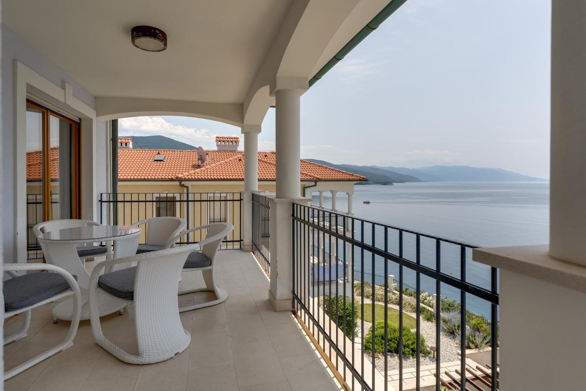 Beachfront apartment with pool, panoramic sea view - by Traveler tourist agency Krk - ID 2390
