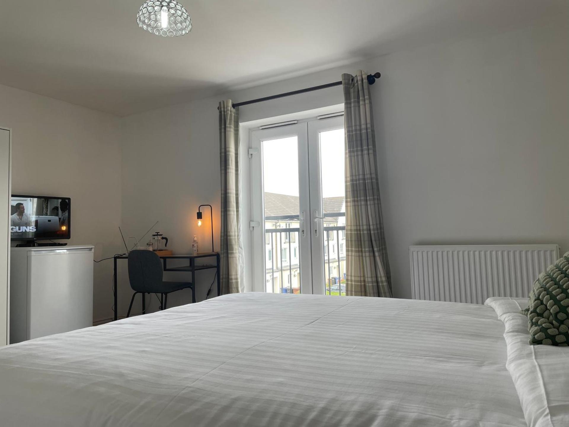 Luxury 4 Large Bedrooms Thurrock Grays 3 bathrooms 1 en suite Netflix Free Parking