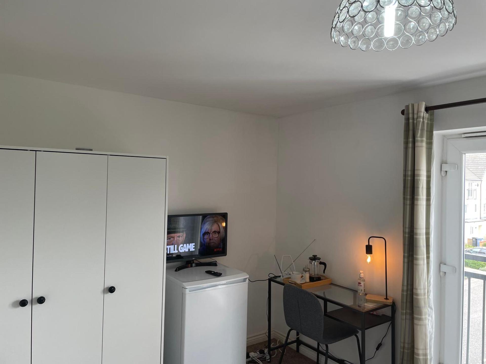 Luxury 4 Large Bedrooms Thurrock Grays 3 bathrooms 1 en suite Netflix Free Parking