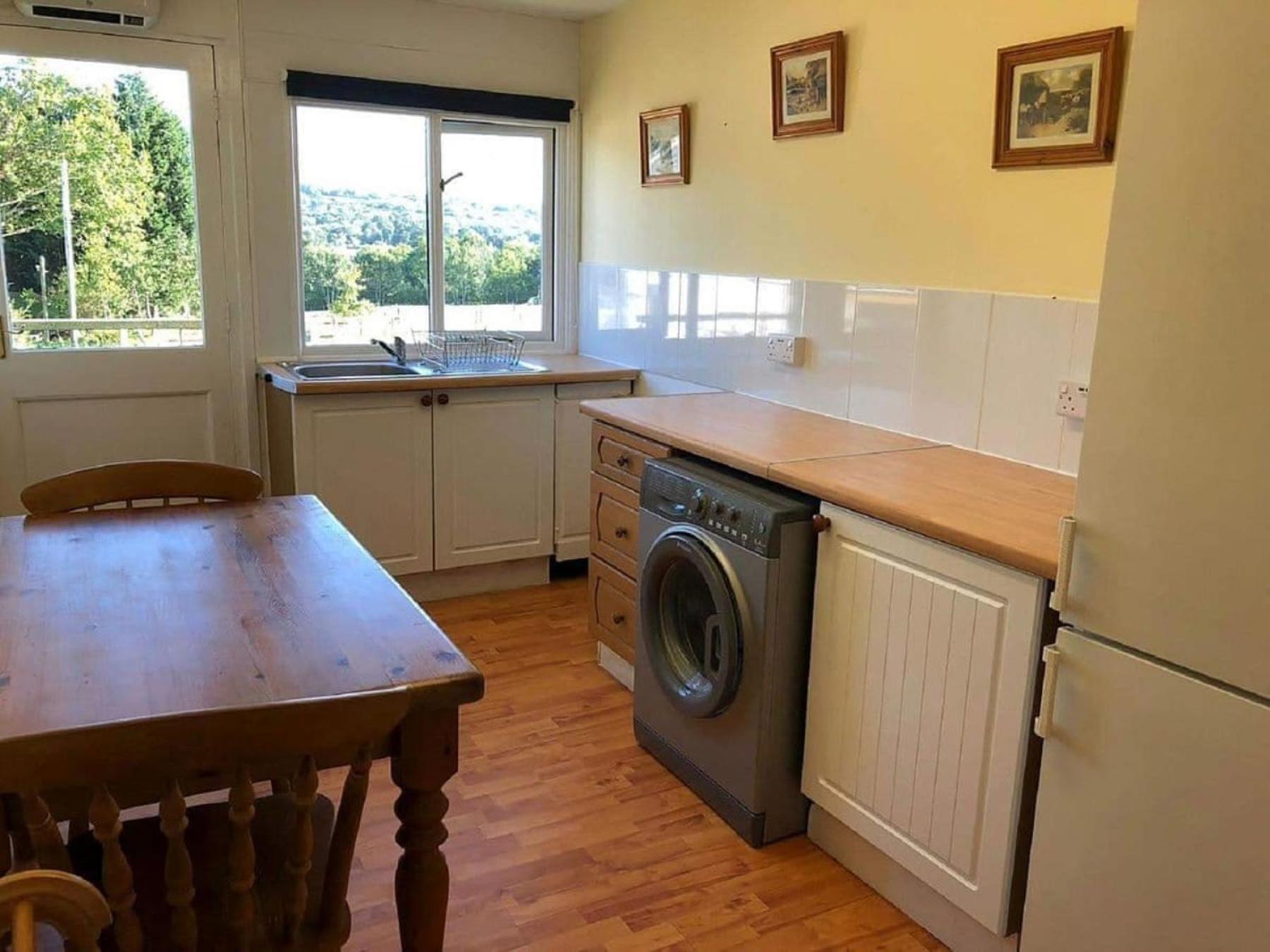 Charming tranquil Shepherds Hut with lakeside balcony 'Roach'