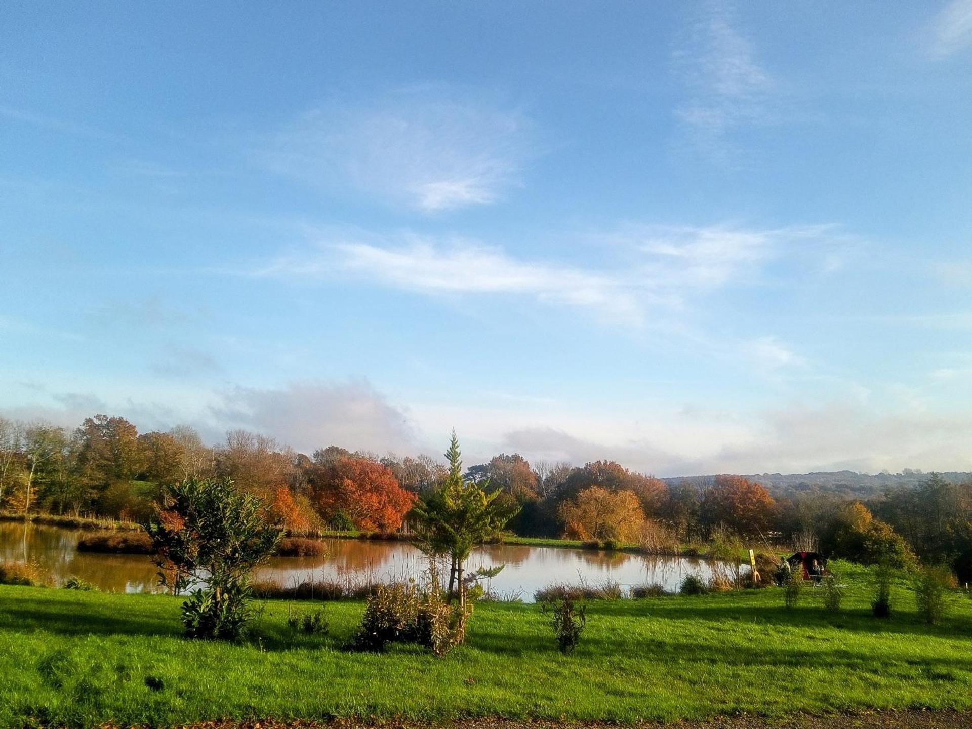 Charming tranquil Shepherds Hut with lakeside balcony 'Roach'