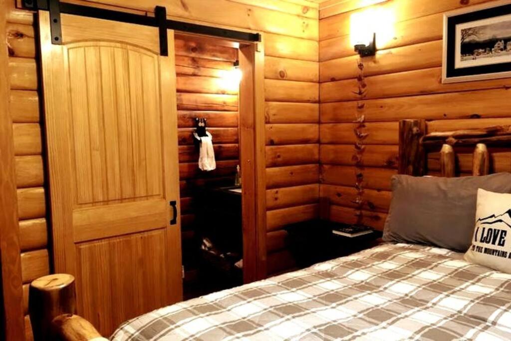 Mountain-Top-Hideaway Stay in a log cabin on a private rd! Swim, hike, explore a true mountain experience