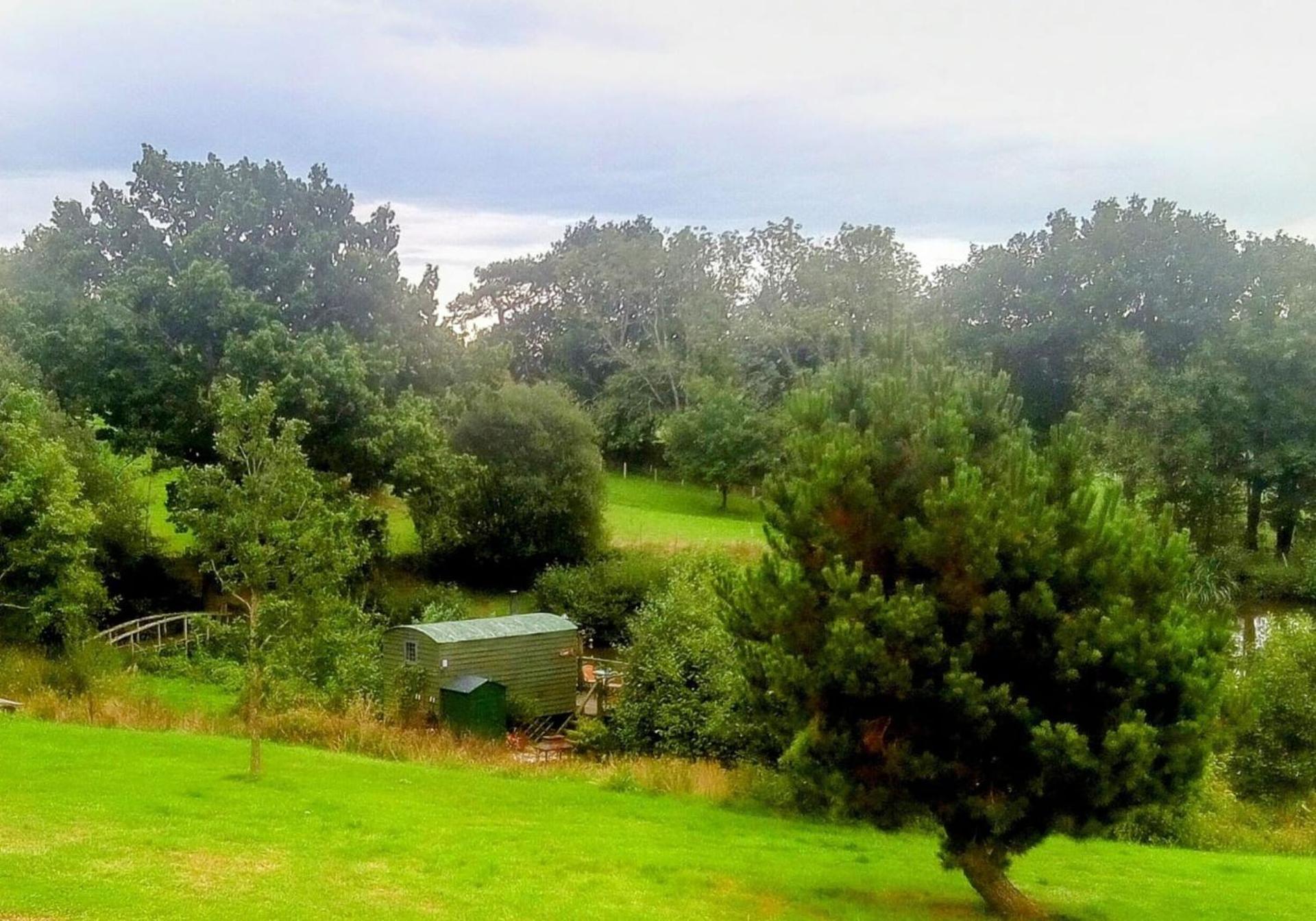 Snug & Secluded Lakeside Shepherds Hut 'Carp'