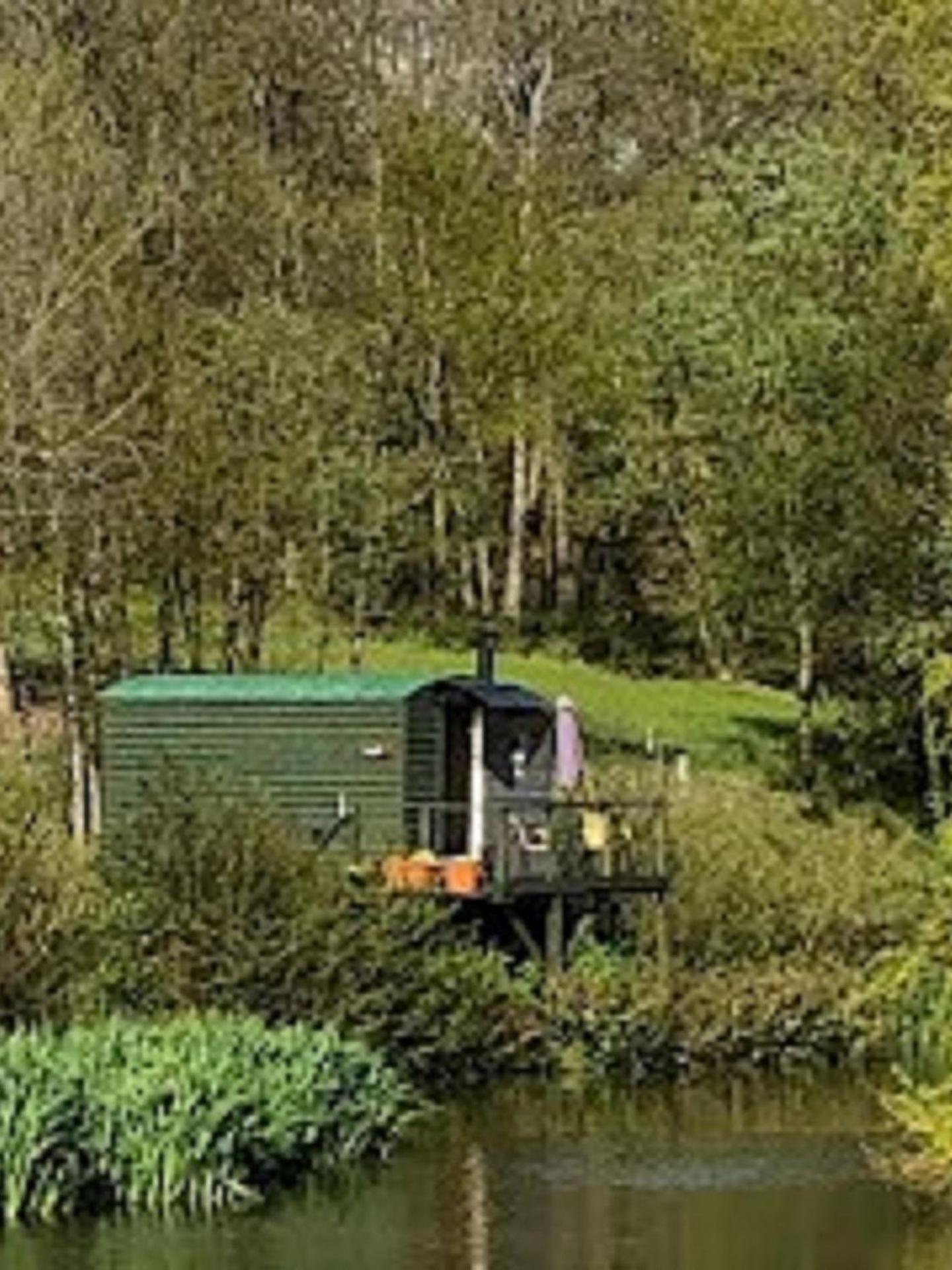 Snug & Secluded Lakeside Shepherds Hut 'Carp'