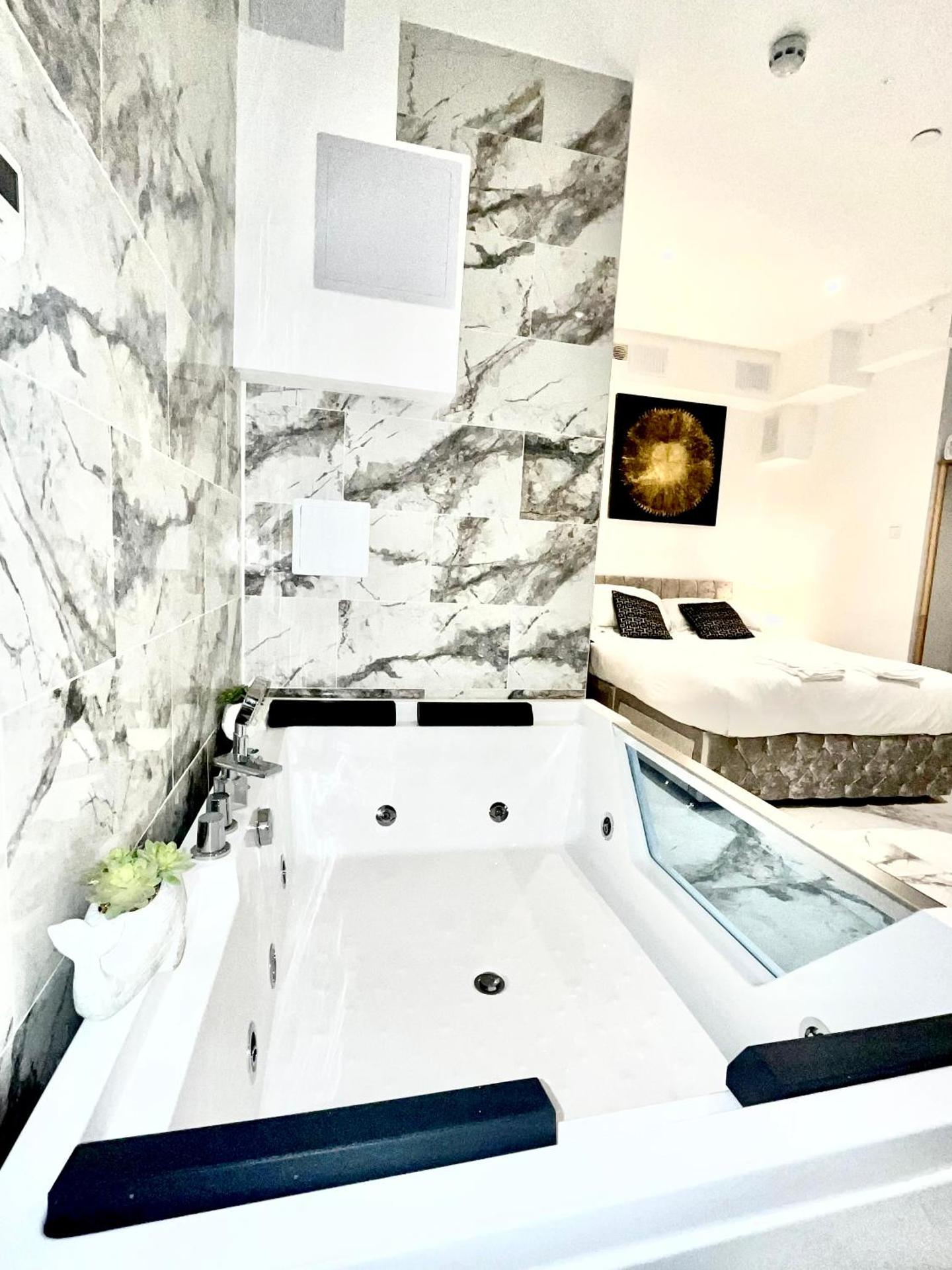 Duke and Duchess Apartments and Rooms - Private in Room Hot Tub Suites