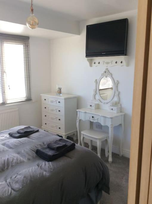 Lovely Semi-Beach 2x Pubs -5 min walk-Pets welcome-Parking-Garden