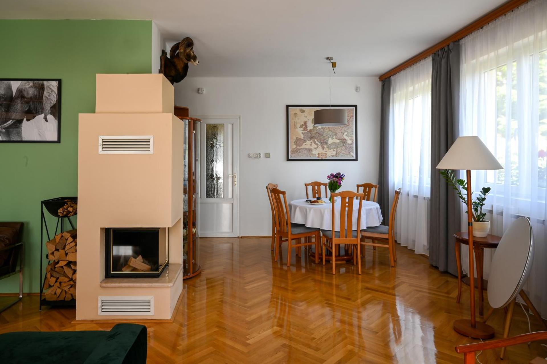 Communal lounge/ TV room