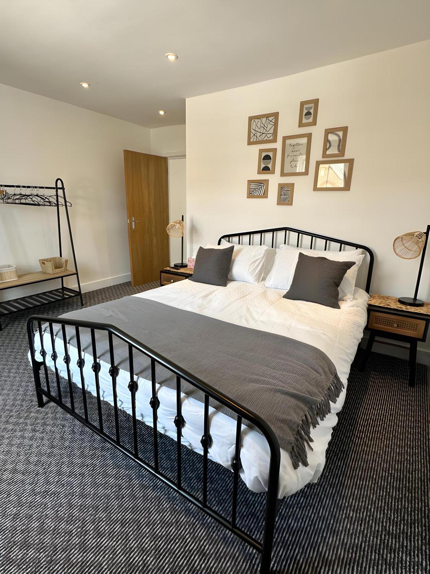 Amo Mews House - Central, Private Patio & Free Parking