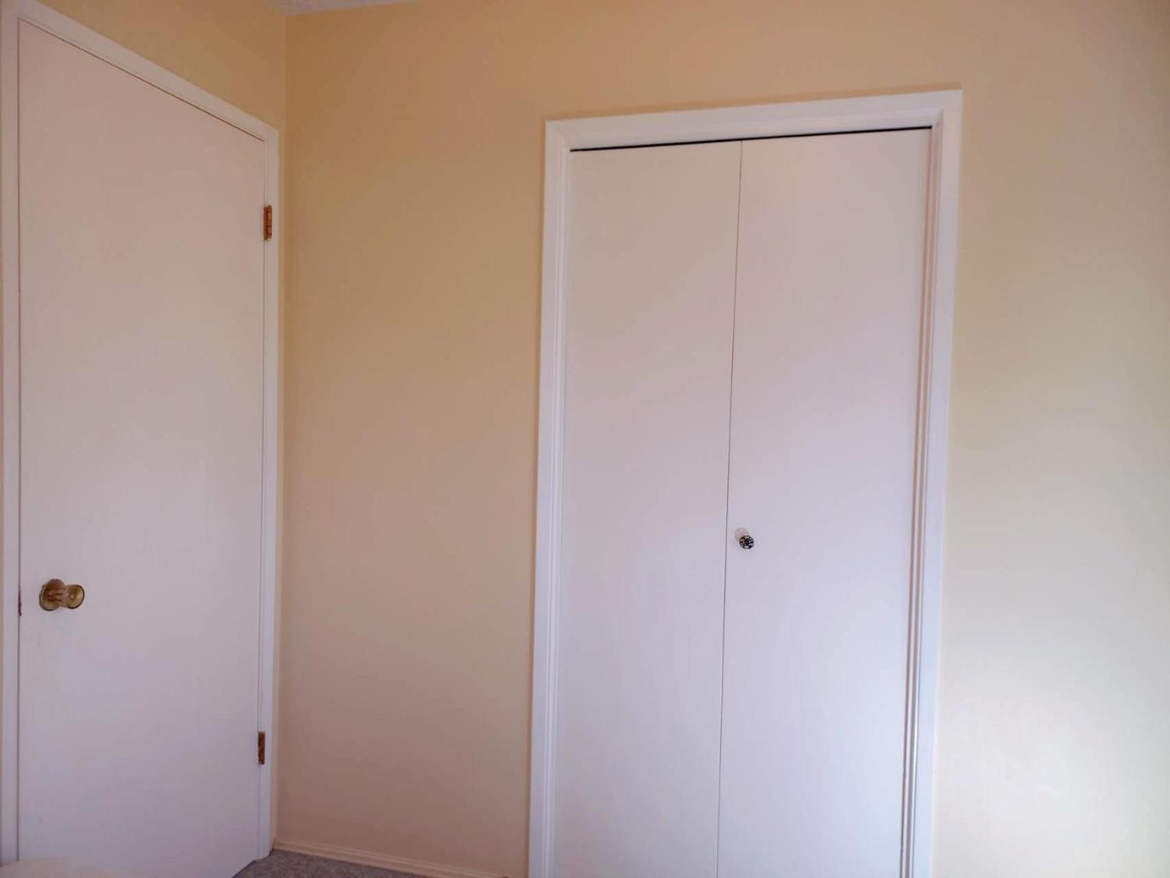 private room with queen bed in richmond 202