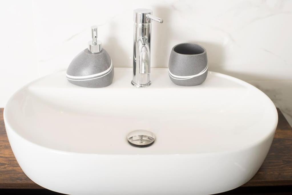 Joy's Modern-chic home