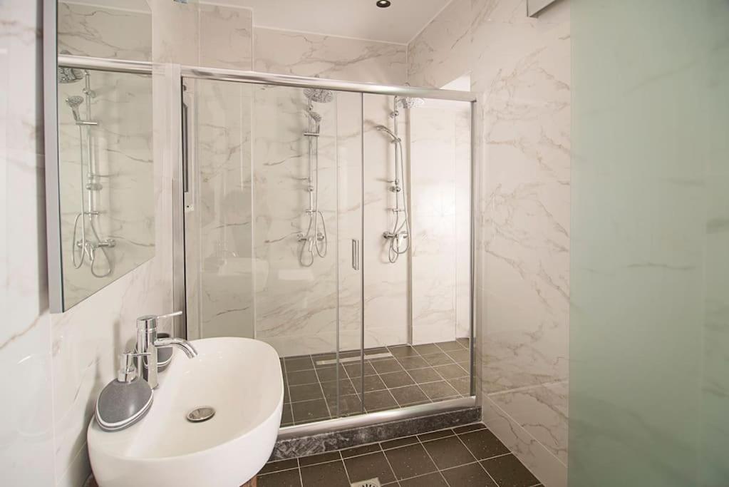 Joy's Modern-chic home