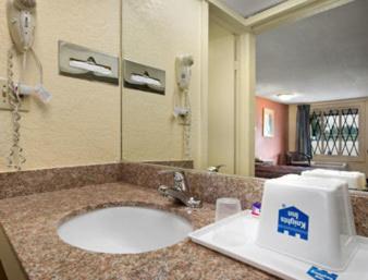 Knights Inn - Tucker