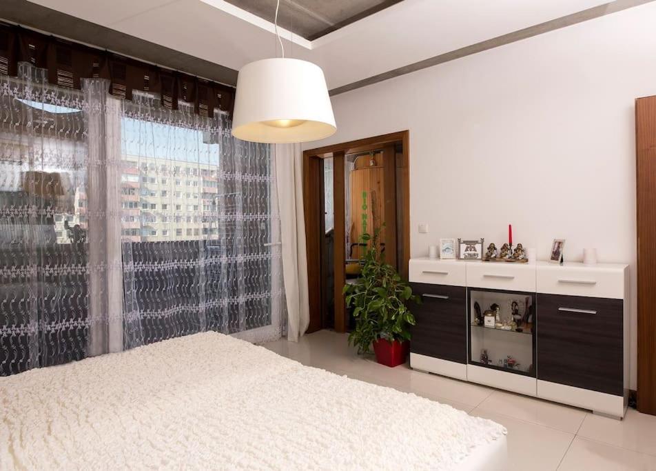 OrangeHomes One bedroom apartment with fireplace