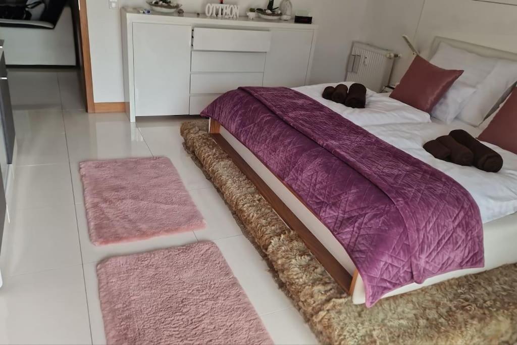 OrangeHomes One bedroom apartment with fireplace