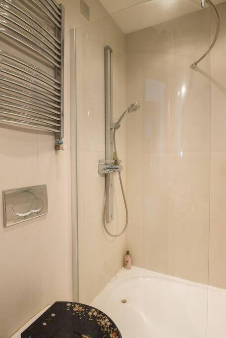 OrangeHomes One bedroom apartment with fireplace