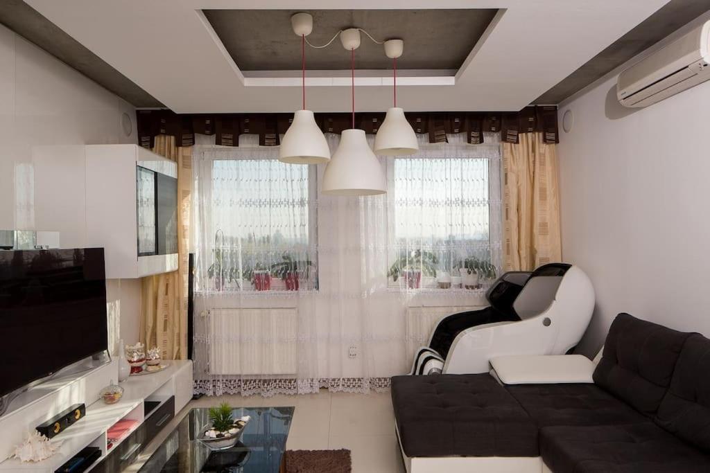 OrangeHomes One bedroom apartment with fireplace