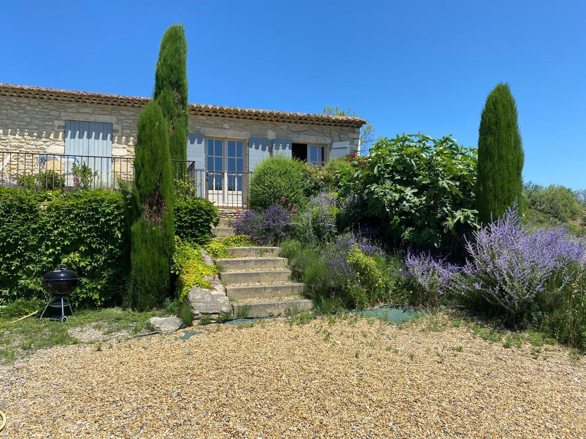 In Gordes, facing the entire Luberon Park a beautiful 5 bedrooms house