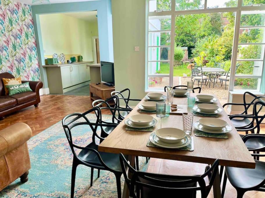 Spacious Semi-detached Southsea House, Free Parking On Drive