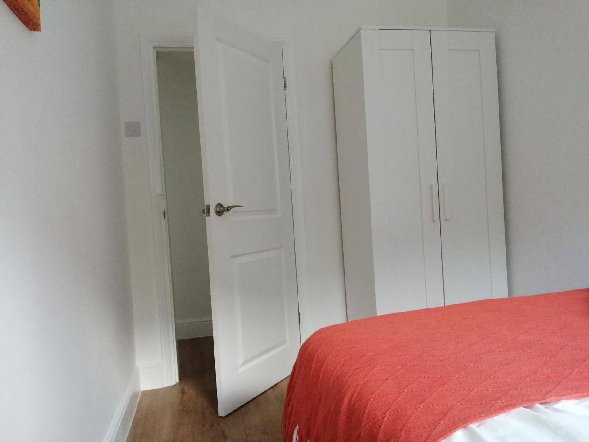 Lovely 3 Bedrooms Flat Near Romford Station With Free Parking