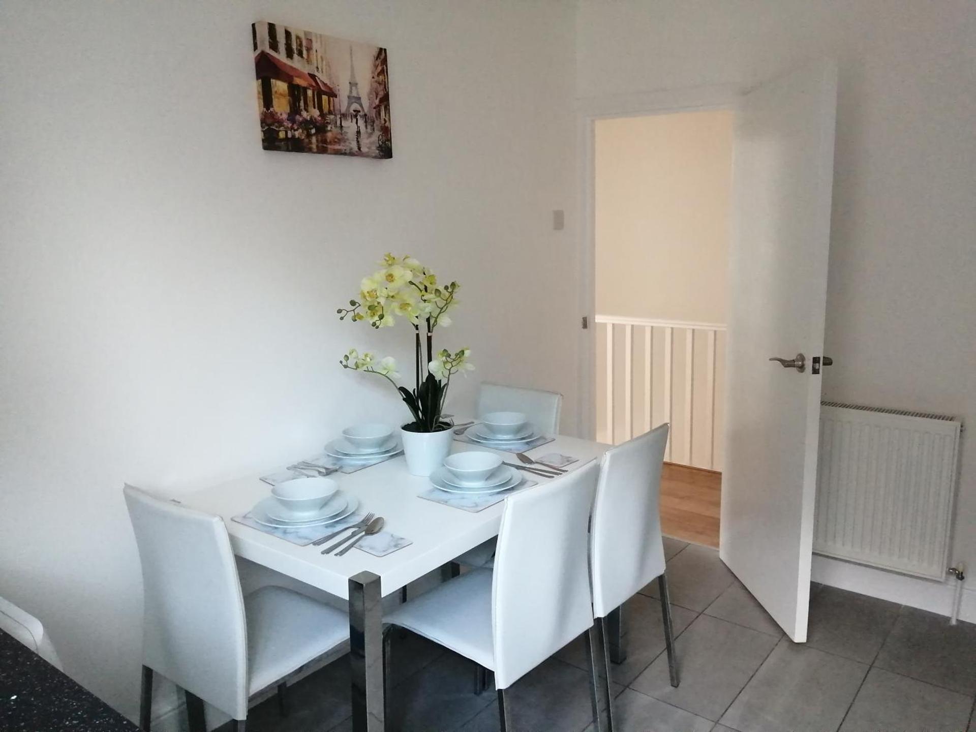 Lovely 3 Bedrooms Flat Near Romford Station With Free Parking