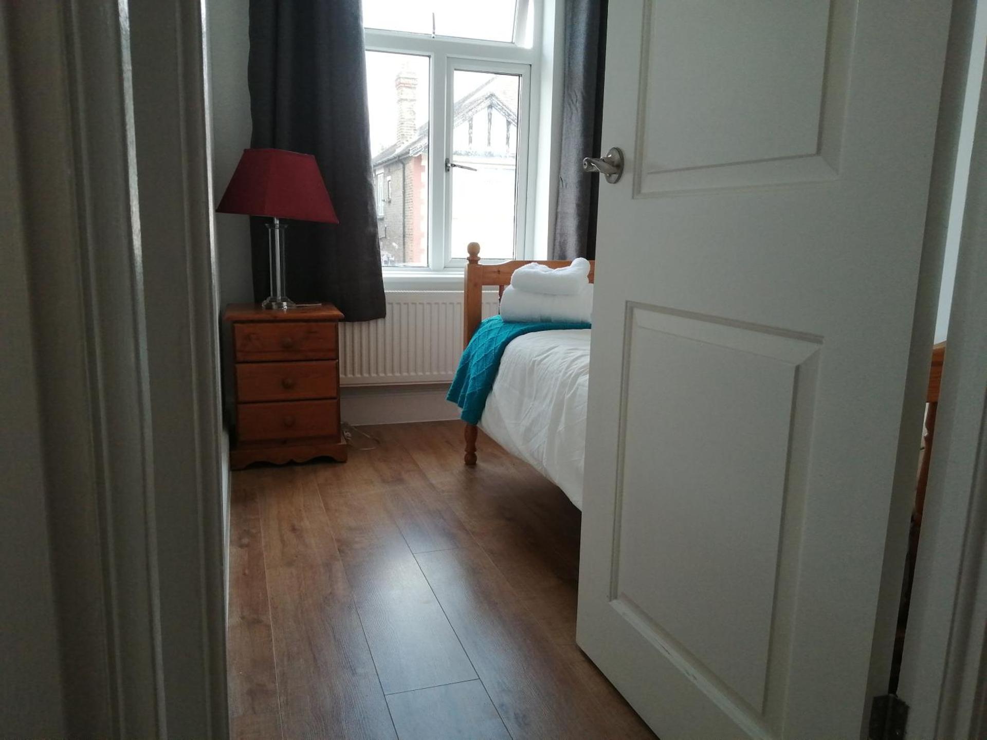 Lovely 3 Bedrooms Flat Near Romford Station With Free Parking